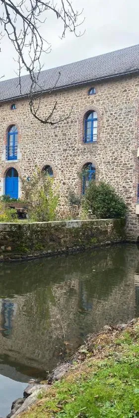 LE MOULIN DE MERAL，位于Montsûrs的酒店