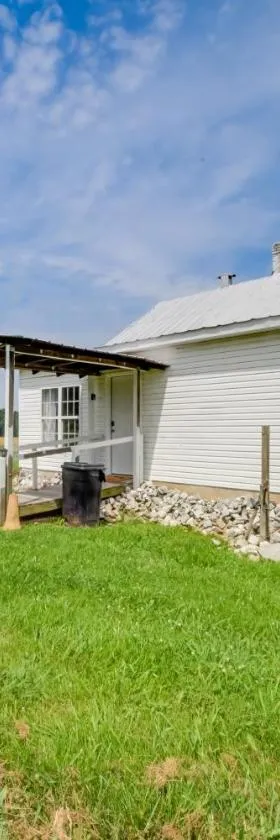 Serene McEwen Cottage about 2 Mi to Golf Course!，位于McEwen的酒店