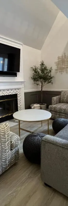 Newly Renovated Loft Villa at Norwich Spa with amenities, 3 minutes to Mohegan，位于诺维奇的酒店