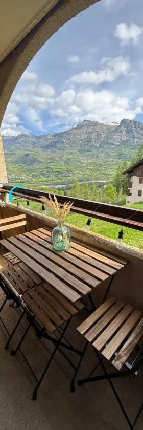 Studio confortable et chaleureux, vue magnifique，位于圣雷热雷梅累兹的酒店