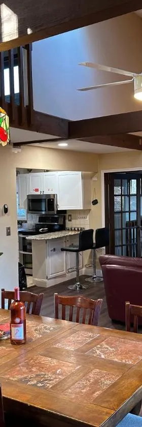WOW!! Ultimate Pocono Retreat, Hot Tub, Game Room, Deck, Lakes, Skiing, Pools，位于Long Pond的酒店