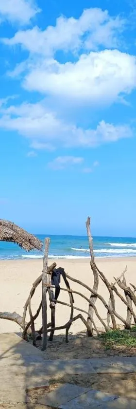 Light House Beach Hut，位于Komari的酒店