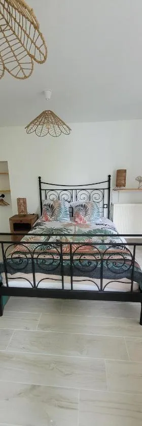 Le Truc en plus, accessibles PMR, appartement 45 m2 mitoyen dans une maison avec un autre appartement，位于Guérard的酒店