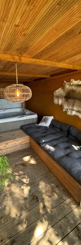 Cabane bien belge avec cinéma et jacuzzi，位于Lasne的酒店