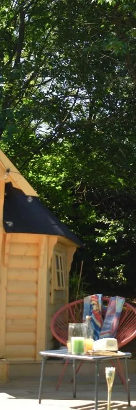 Cabane dans un jardin arboré，位于LʼAbsie的酒店