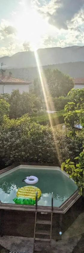 El Solà Spacieux studio avec accès jardin et piscine，位于Corneilla-de-Conflent的酒店