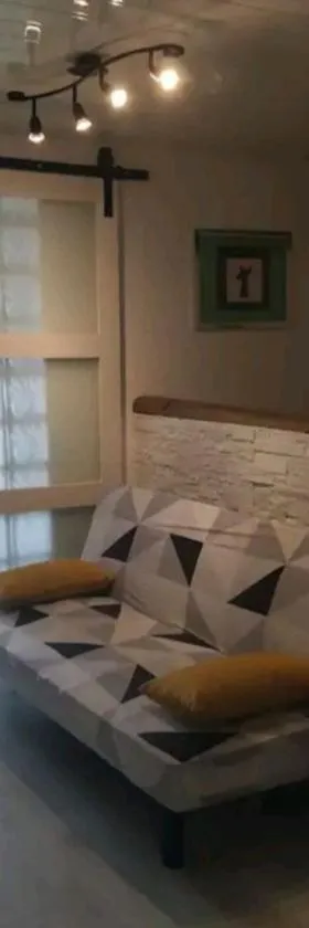 35 min Disney - Paris - Family room at homestay with bathtub and dining - lounge area - secure parking - 5 people and 1 baby - duplex with independent entrance on 1rst floor at inhabitant's house，位于Coupru的酒店