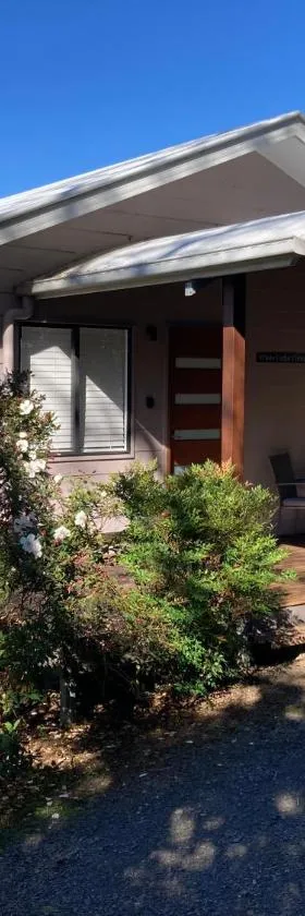 White Cedar Cottage，位于Booroobin的酒店
