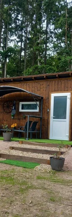 Les Pichies, Logement insolite, Tiny House de Julia，位于Saint-Léger-sur-Vouzance的酒店