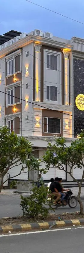 Hotel Rudhav Palace，位于乌贾因的酒店