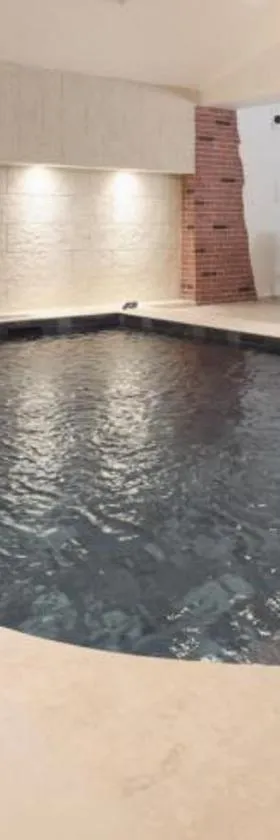 Maison avec piscine en centre ville，位于旺多姆的酒店