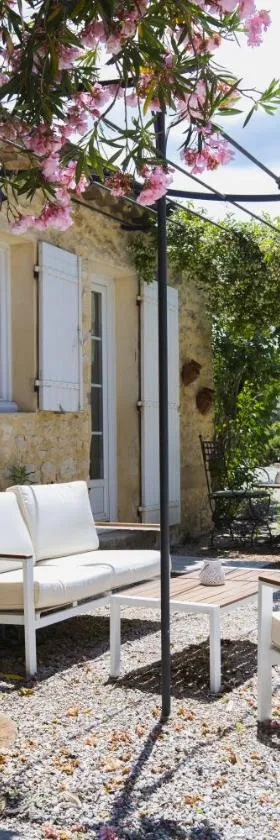 Gîte Petit Luberon chez Manon en Luberon - Vacation rental in guest house，位于拉聂的酒店