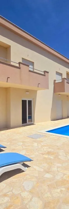 Villa Sun with pool，位于Paljuv的酒店