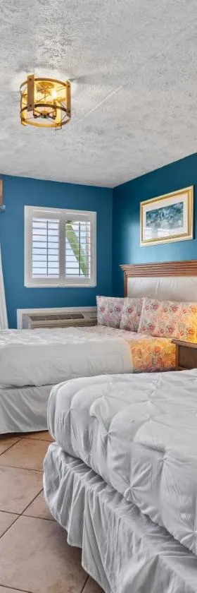 Ocean View Hotel Room with Balcony- 2 Full Beds #20，位于皮尔斯堡的酒店