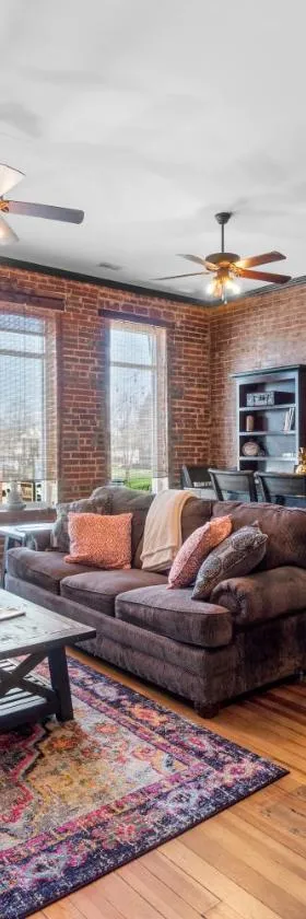 Downtown Loft Amazing Bath Tub & Shower #9，位于Perryville的酒店