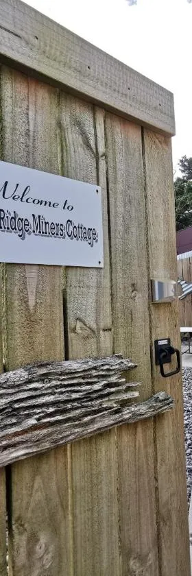 Crown Ridge Miners Cottage，位于Karangahake的酒店