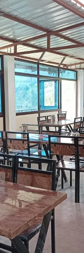 Vasudhara Hotel & Restaurant，位于Pīpalkoti的酒店