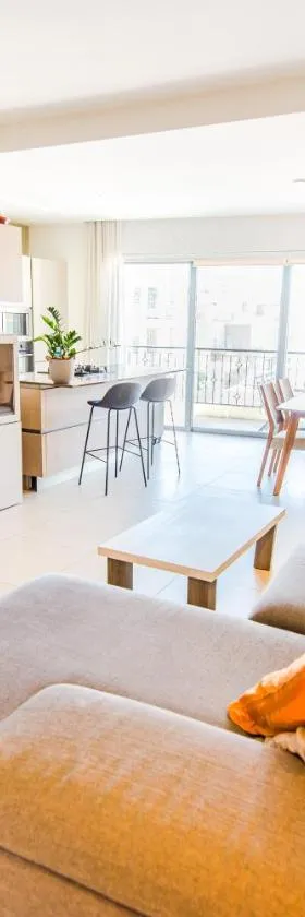 Mediterranean Abode - Spacious Apartment in Swieqi，位于Is-Swieqi的酒店