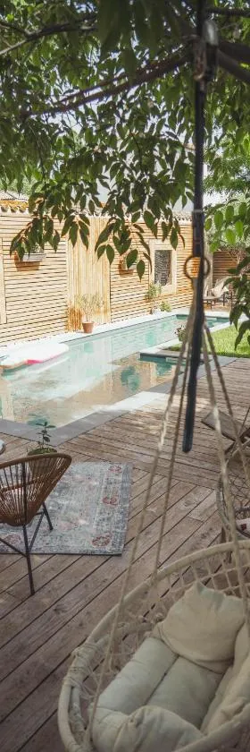La Domitia - Maison d'hôtes, massages & bien-être，位于Montbazin的酒店