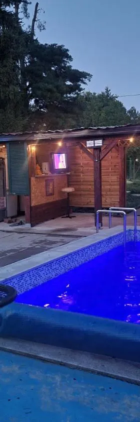 VIKENDICA GARFILD SA BAZENOM i SAUNOM BANJA LUKA，位于巴尼亚卢卡的酒店