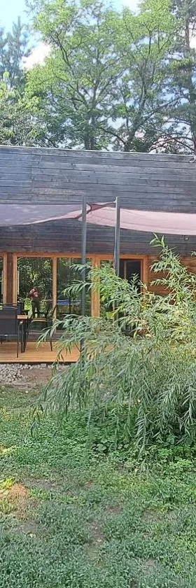 Szentendrei sziget, modern faház, télen is，位于Szigetmonostor的酒店