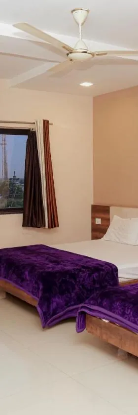Kesar Residency，位于Khandwa的酒店