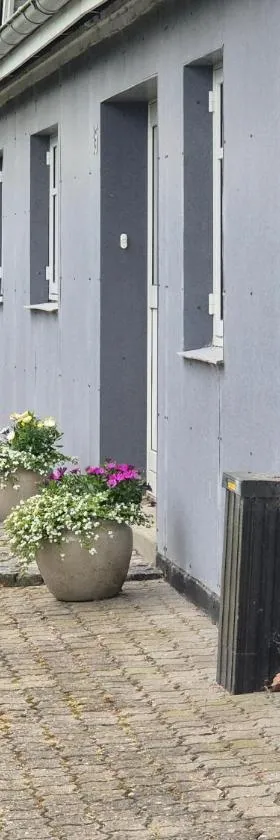 Værelse, tv-stue og spiserum på første sal, eget bad i stueetagen，位于Kværndrup的酒店