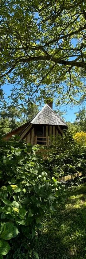 Charming Normandy Cottage，位于Saint-Julien-sur-Calonne的酒店