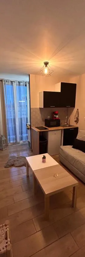 Superbe studio neuf avec balcon，位于拉肖的酒店