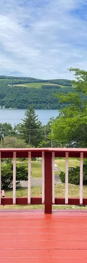 Keuka Lake Views and Hiking，位于哈蒙兹波特的酒店