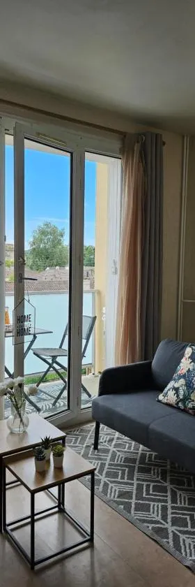 Appartement F3 - Calme, meublé et chaleureux，位于维里沙蒂隆的酒店