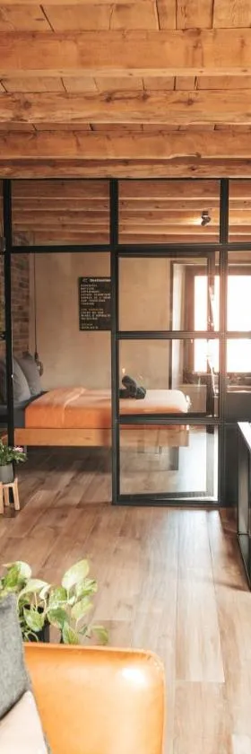 Appartement thématique: Voyage Industriel，位于Travers的酒店