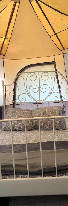 Camping Au Lac Du Drennec Glamping Tent，位于Commana的酒店