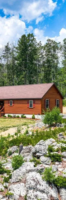 Secluded Mountain Cabin in Wardensville!，位于Wardensville的酒店