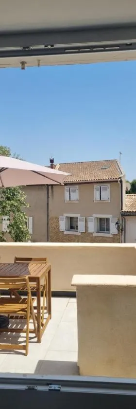 Maison de village avec terrasse，位于Grans的酒店