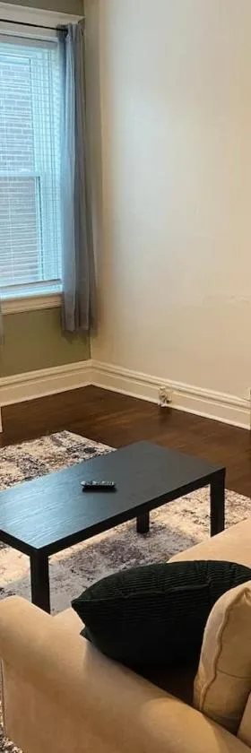 Comfortable 1BR Apartment - Laundry & Backyard，位于Carondelet的酒店