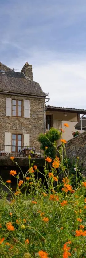 Logis Hôtels - Hostellerie des Lauriers - Hôtel et Restaurant，位于Alban的酒店