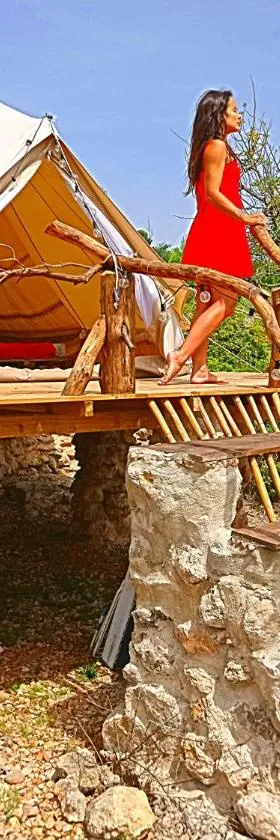 StarGate Tepee at Wild Spirit Eco Farm，位于Villanueva de Alcolea的酒店