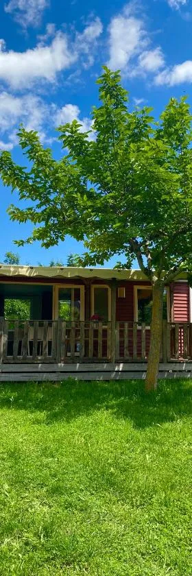 Mobil home 6 personnes piscine parc du Pilat，位于Saint-Appolinard的酒店