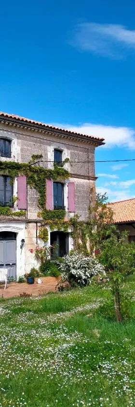 L'oree du Bois - Chambres independante，位于Vouzan的酒店