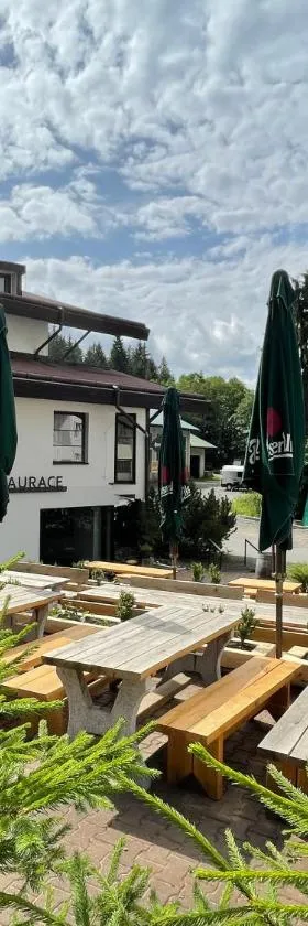 Hotel Bohemia，位于泽勒兹纳·鲁达的酒店