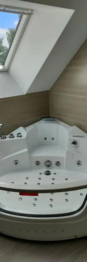 AU BON ACCUEIL A PORCARO AVEC ACCES au SPA EN ILLIMITE，位于Porcaro的酒店