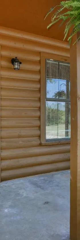 Tranquil 3-Bedroom Cabin Near Winstar Casino，位于萨克维尔的酒店