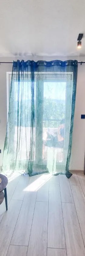 Apartmani 1 Pinezici，位于皮内兹齐的酒店