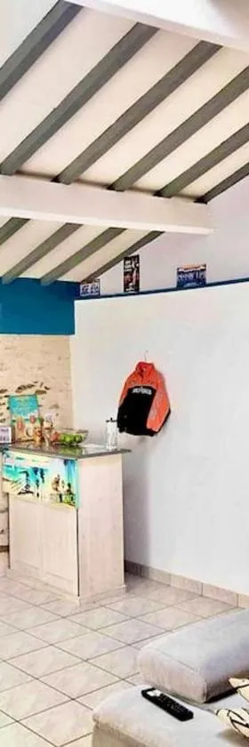 Charmante maison atypique en village，位于Saint-Colomban的酒店