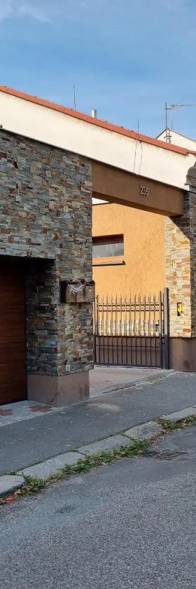 Apartmány 235 - 1，位于亚罗梅日的酒店