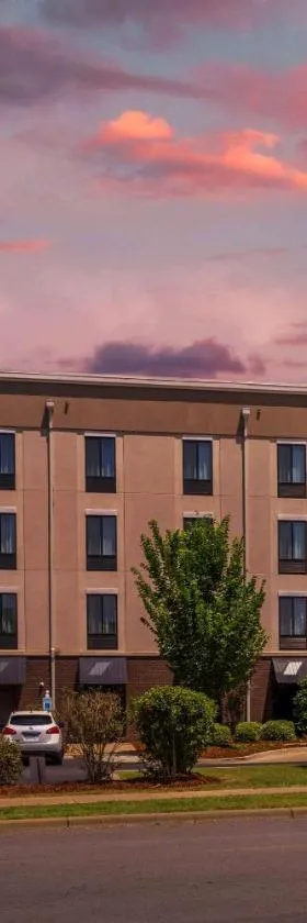 Comfort Inn & Suites At CrossPlex Village，位于伯明翰的酒店
