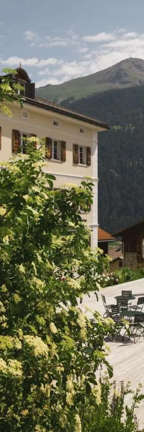 Villa Carisch，位于Reams的酒店