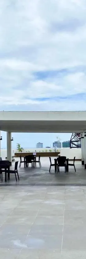 The MIDPOINT Residences 2 bedroom for couple or family condo near Ayala Center Cebu and SM City Cebu，位于曼达维市的酒店