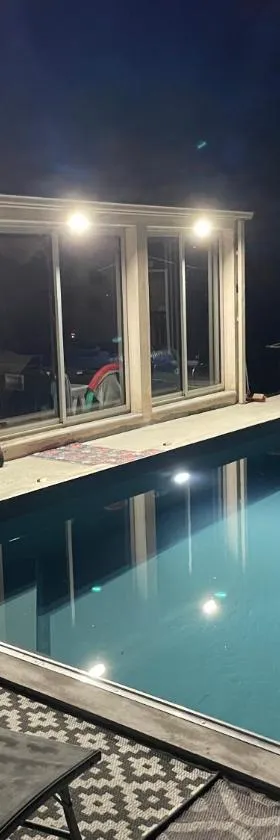 Chambre avec vue sur le marais et la piscine，位于Yves的酒店